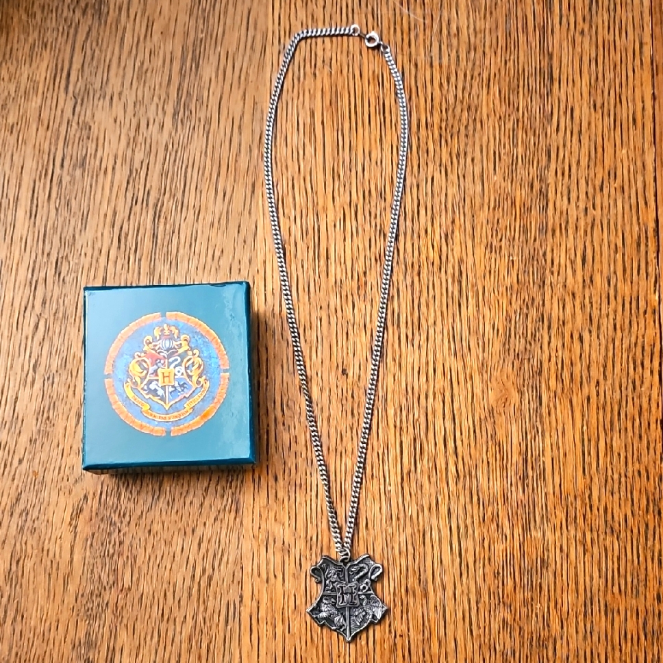 Nib Official Warner Bros Harry Potter Hogwarts Crest Necklace 20$